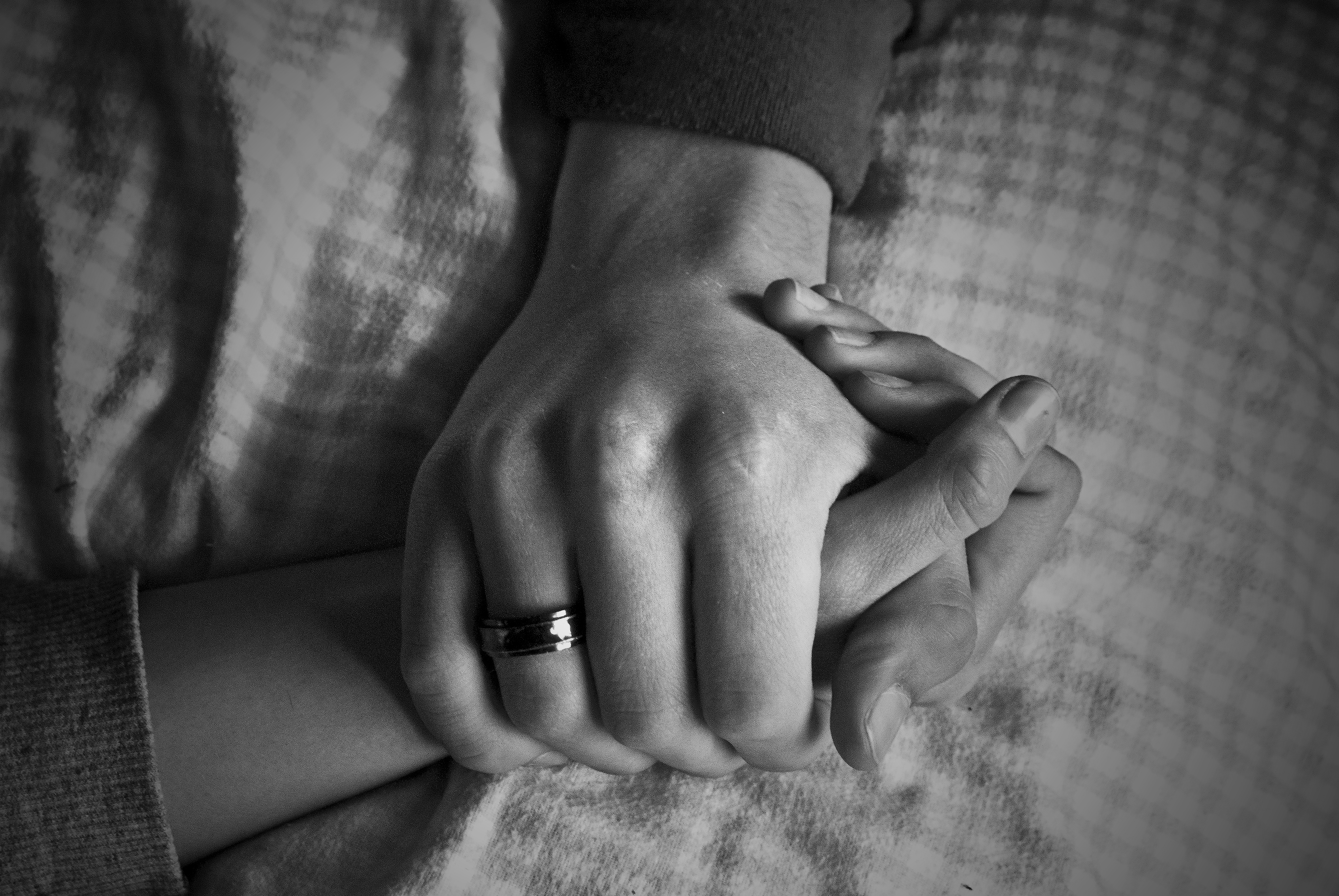 Чувственные руки. Рука в руке. Руки влюбленных. Влюбленные руки. Руки любовь.